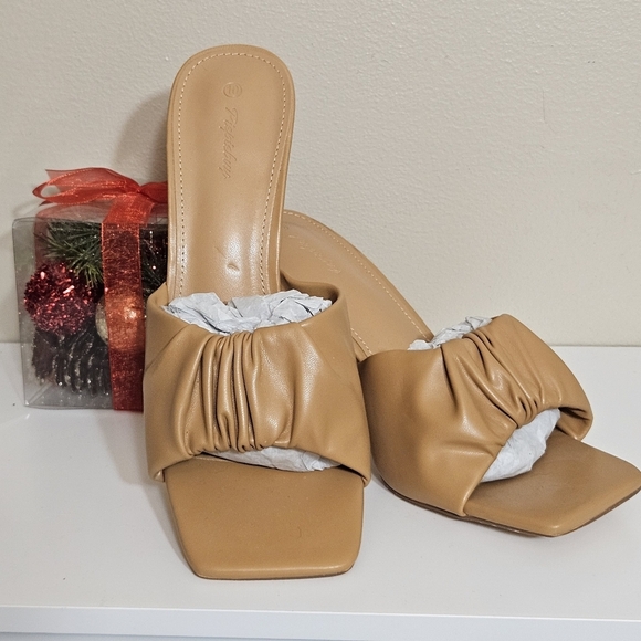 Piepiebuy 3" light brown slip on leather heel women's size 10 - Picture 3 of 8